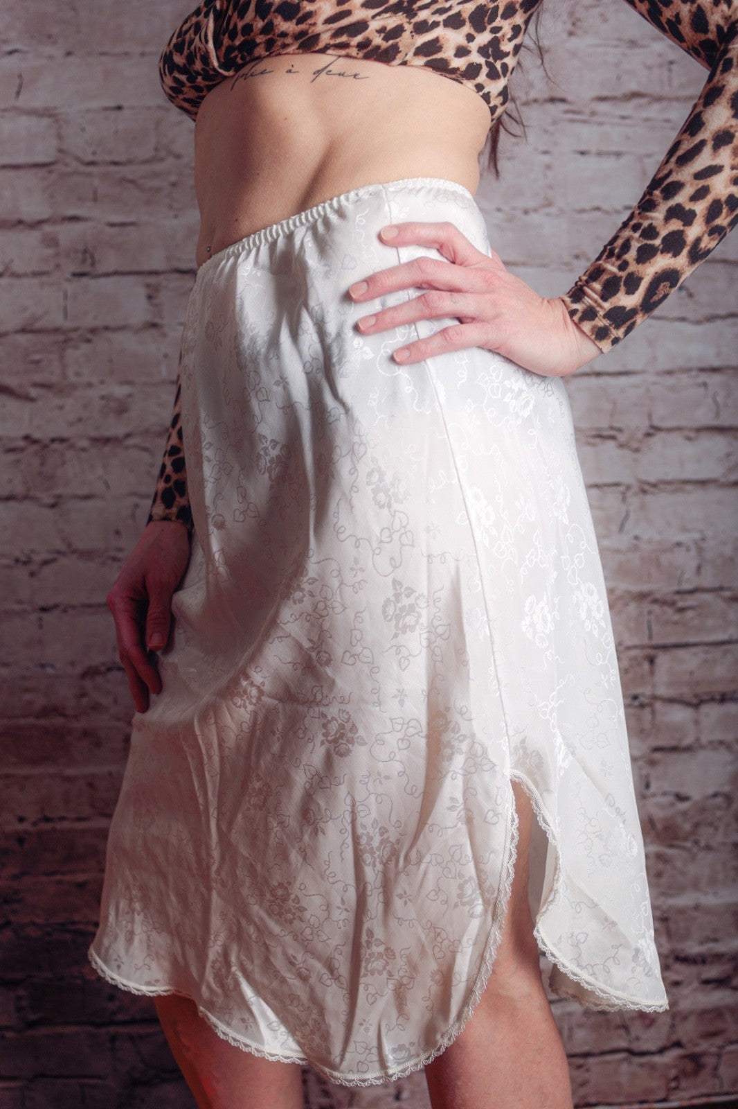 Deena Vintage Floral Satin Side Slit Knee Length Half Slip Medium White