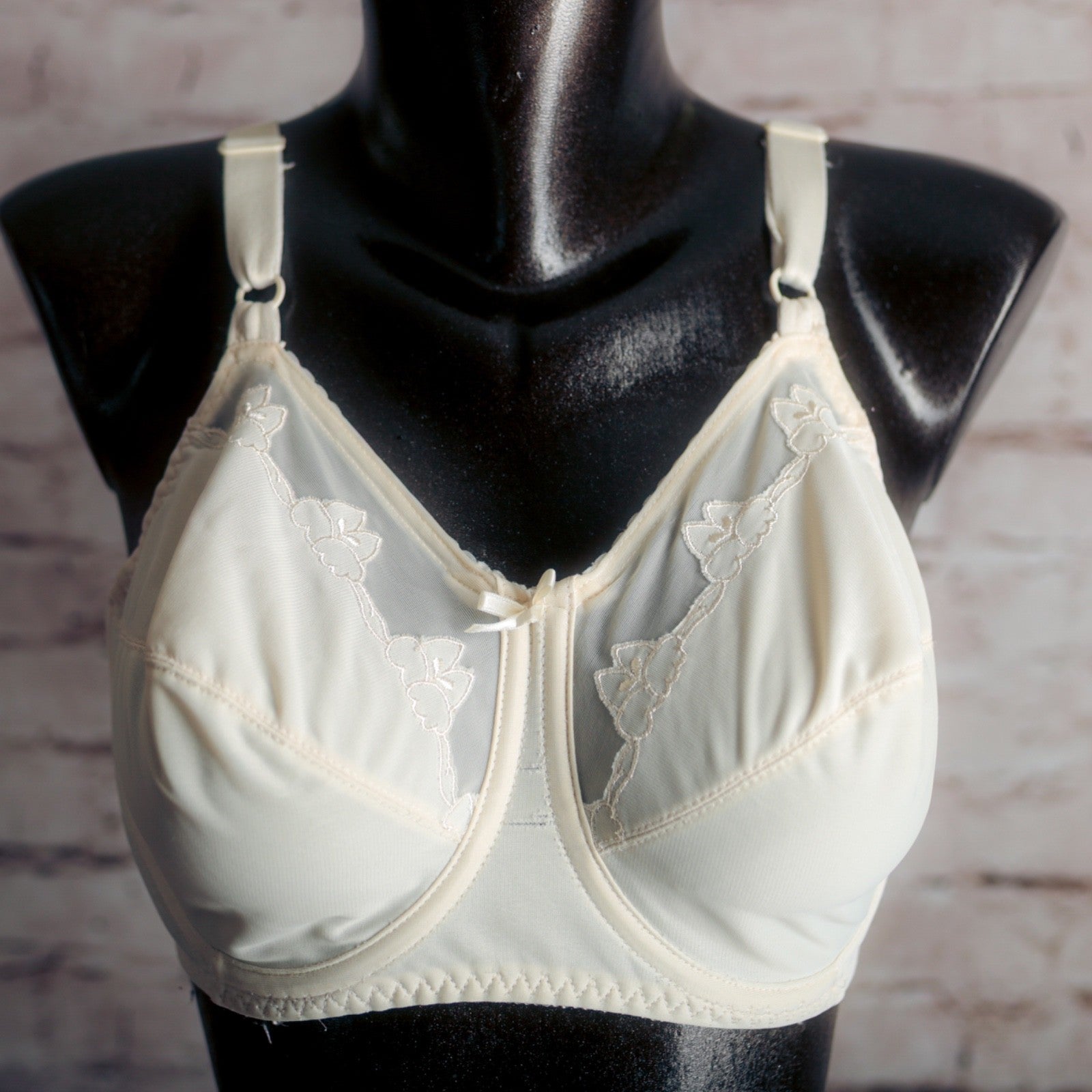 Bali 0180 Flower Retro Duckbill Unlined Satin Pointy Underwire Bra Ivory 34DD