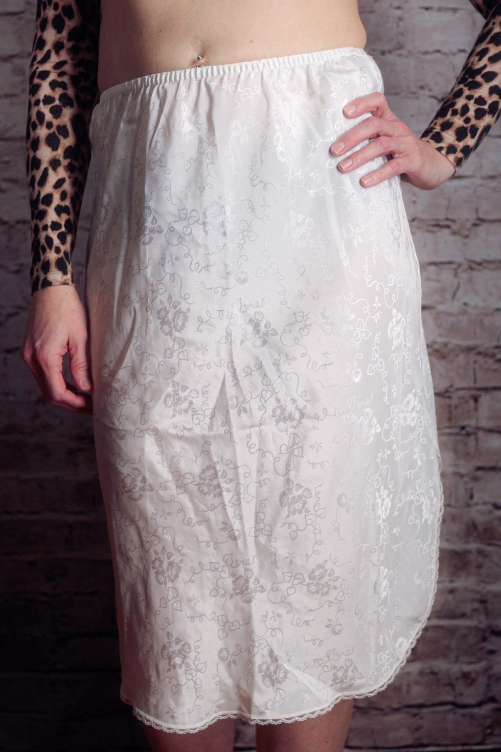 Deena Vintage Floral Satin Side Slit Knee Length Half Slip Medium White