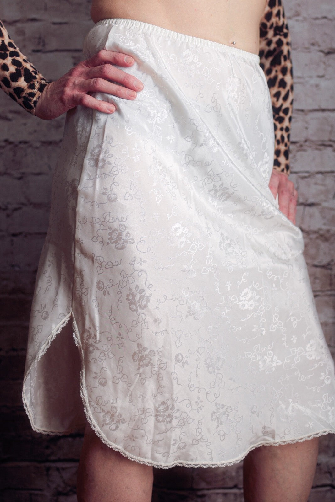Deena Vintage Floral Satin Side Slit Knee Length Half Slip Medium White