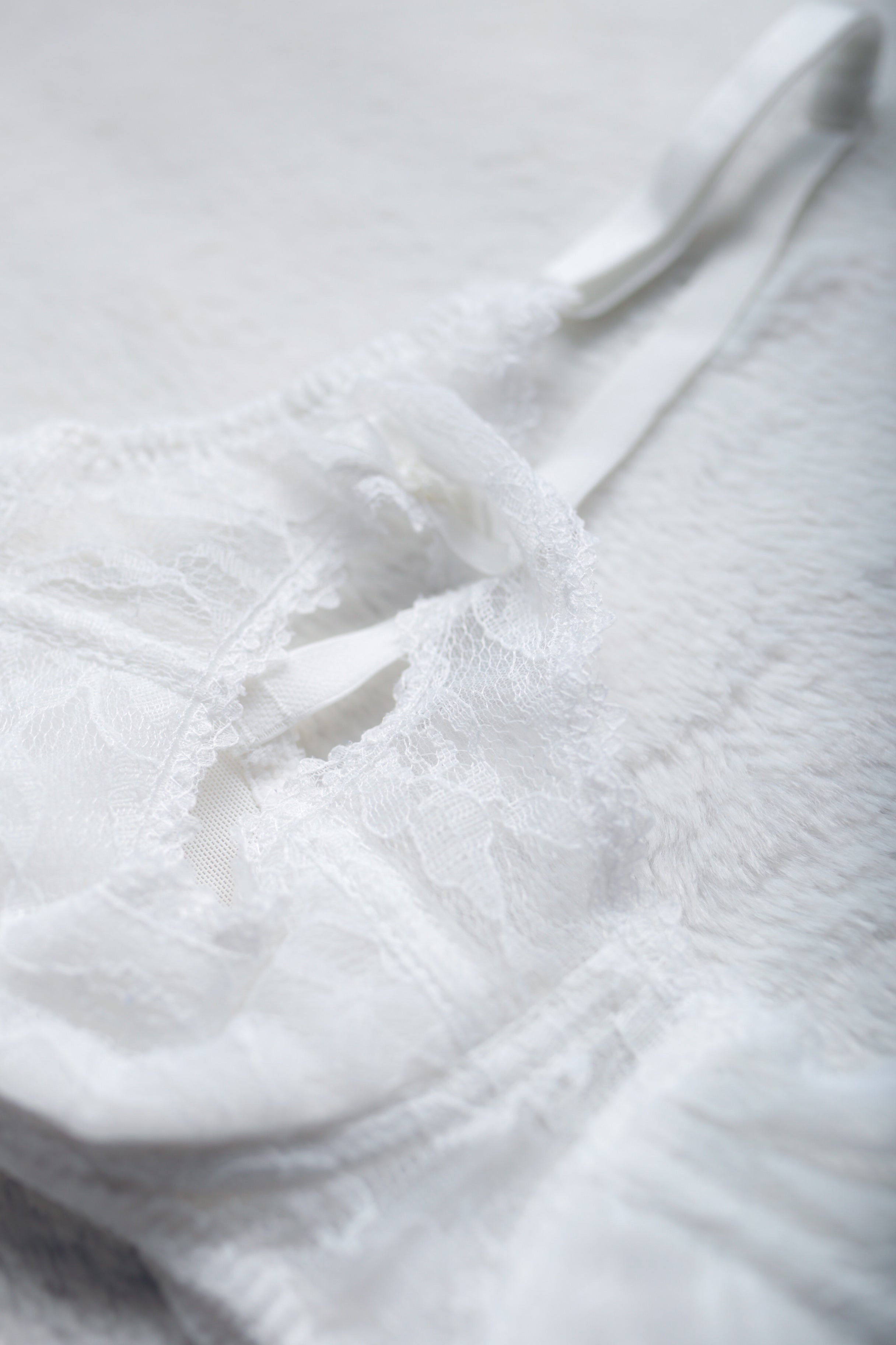 Frederick's of Hollywood Vintage Lace Open-cup Peek-a-boo Ouvert Bra White 36