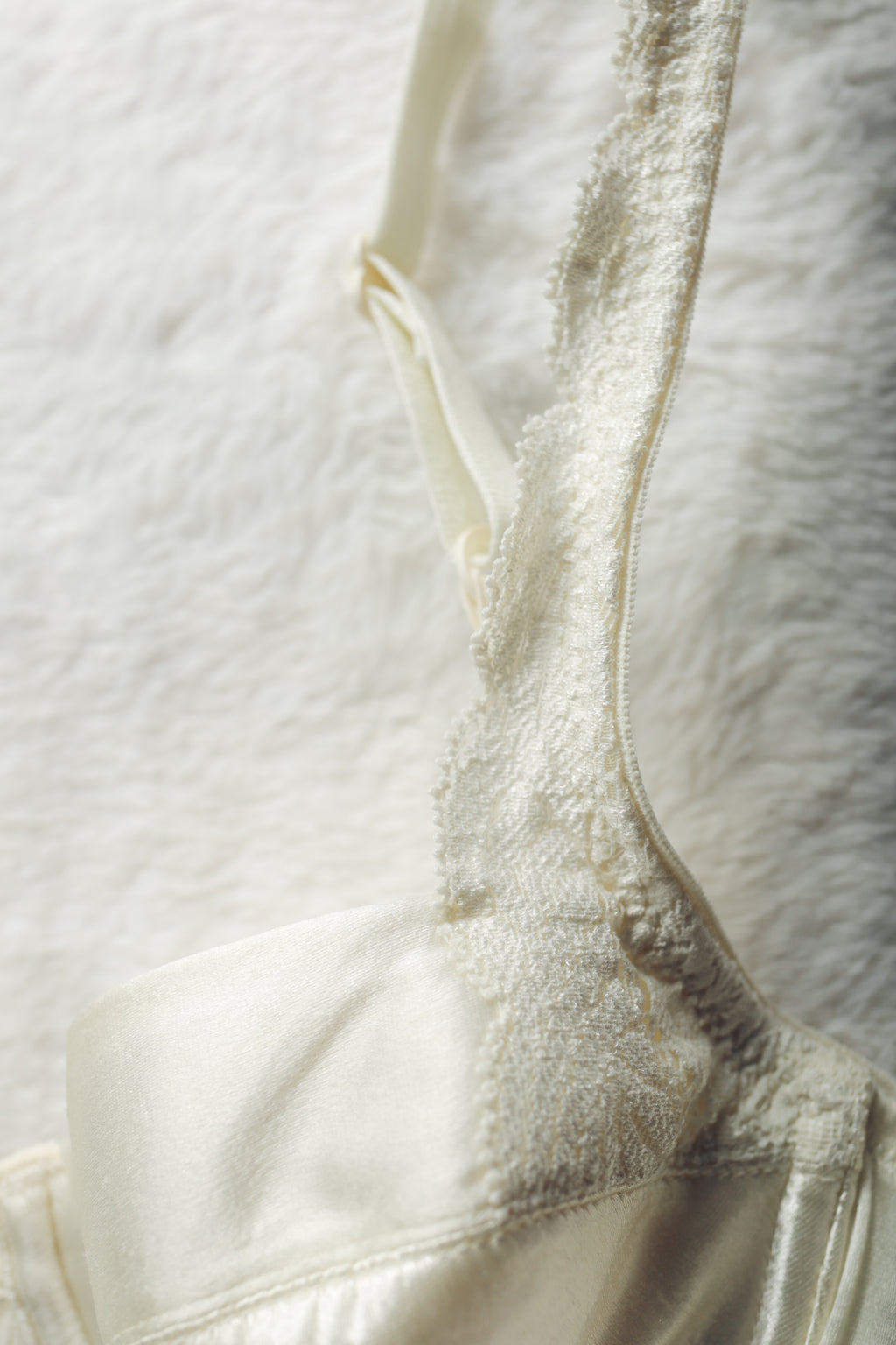 Wonderbra 34A Vintage Satin Bra Cream White