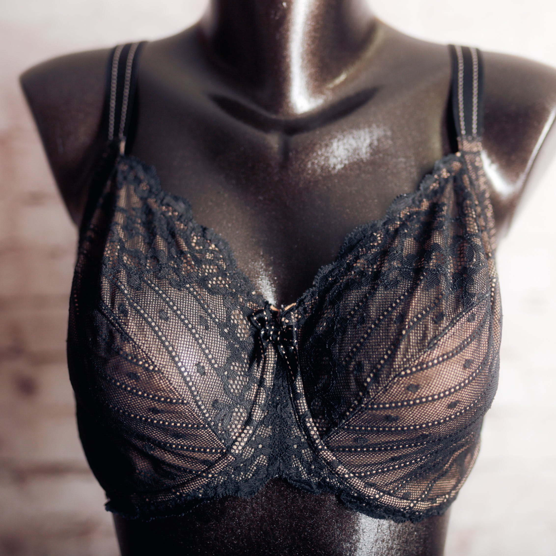 Chantelle US 34DDDD 34G UK 34F C Magnifique Minimizer Seamless Lined Underwire Bra Black