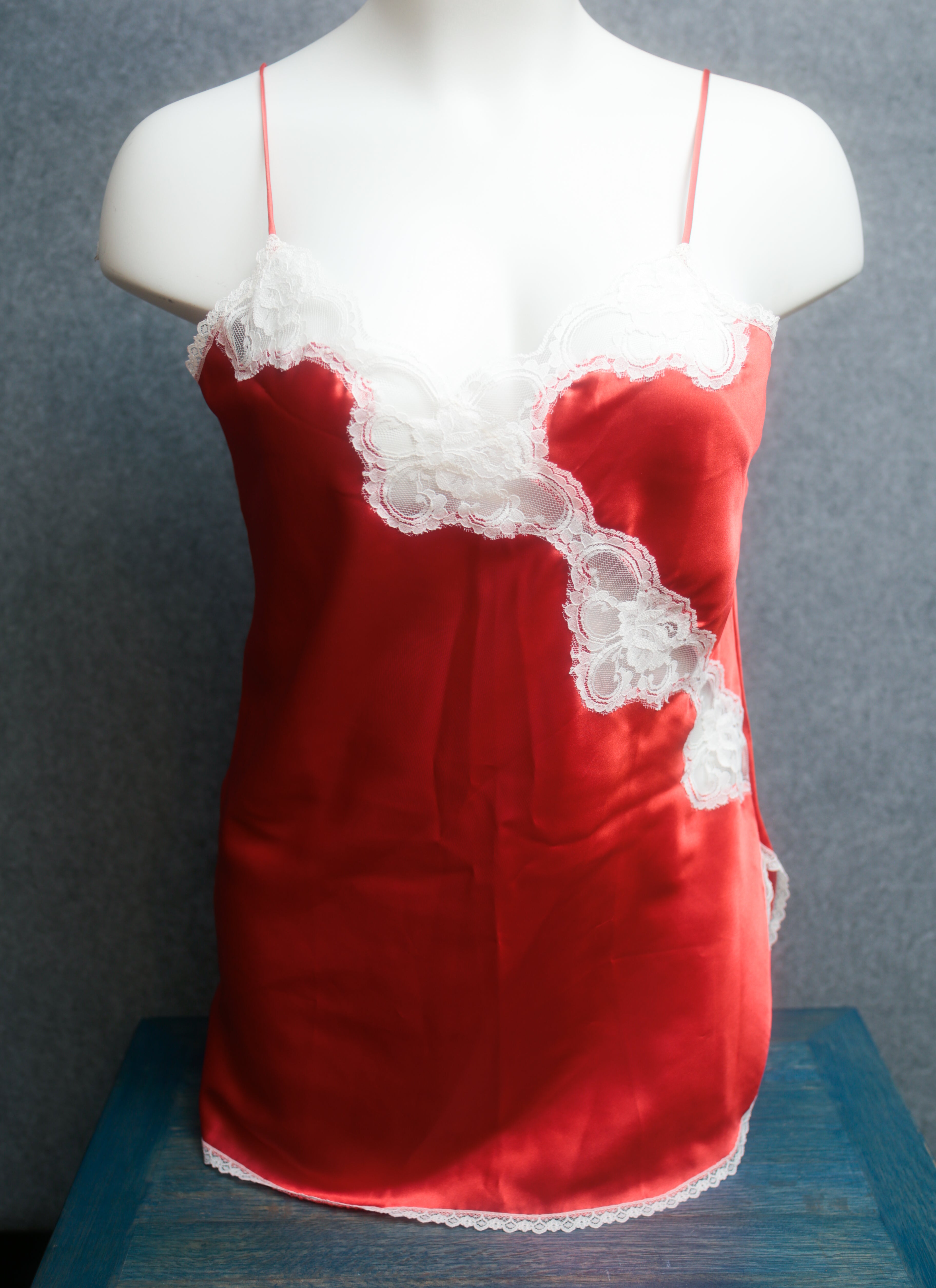 Undercover Wear International Boutique Vintage USA-made Red Satin White Lace Chemise Cami Lingerie: Size 1X XL