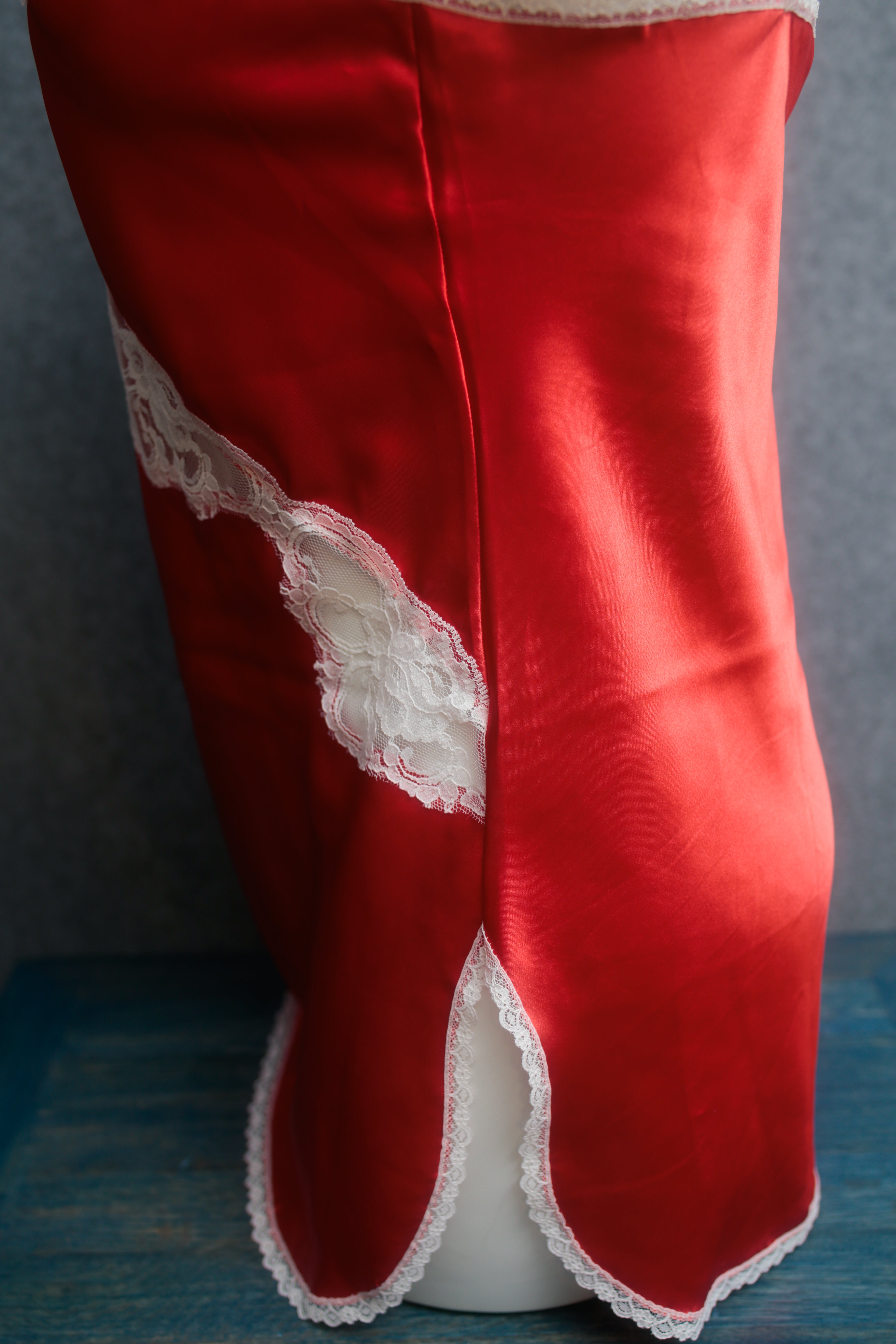 Undercover Wear International Boutique Vintage USA-made Red Satin White Lace Chemise Cami Lingerie: Size 1X XL