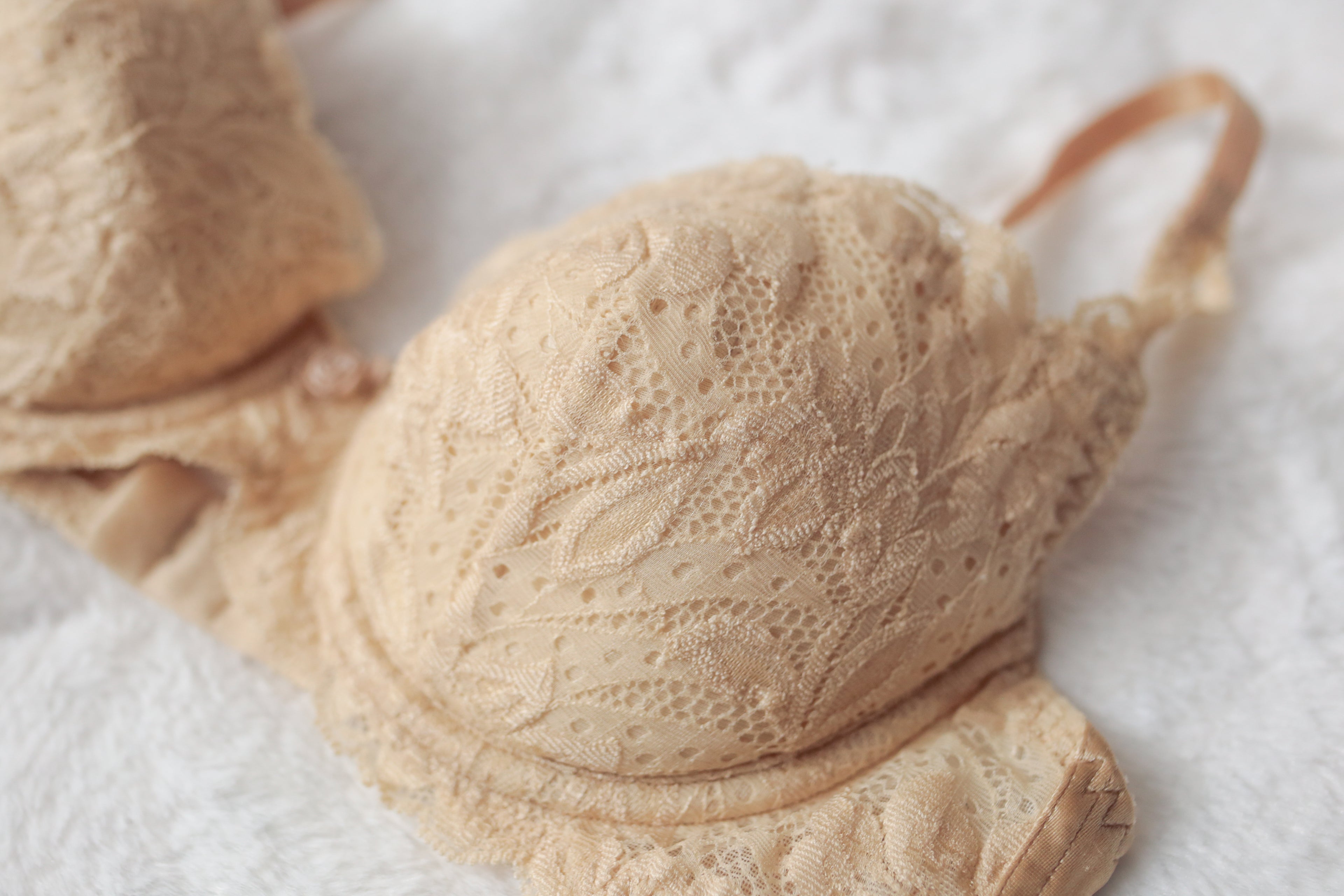 Victoria's Secret 34B Vintage 2000 Y2K Bra Nude Lace