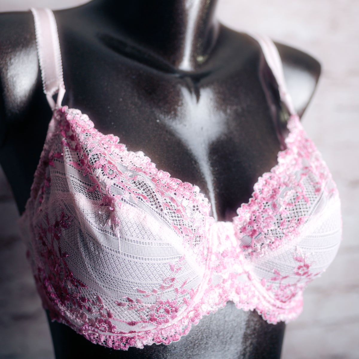 Wacoal Embrace Lace 65191 Unlined Embroidered Underwire Bra Pink 36D