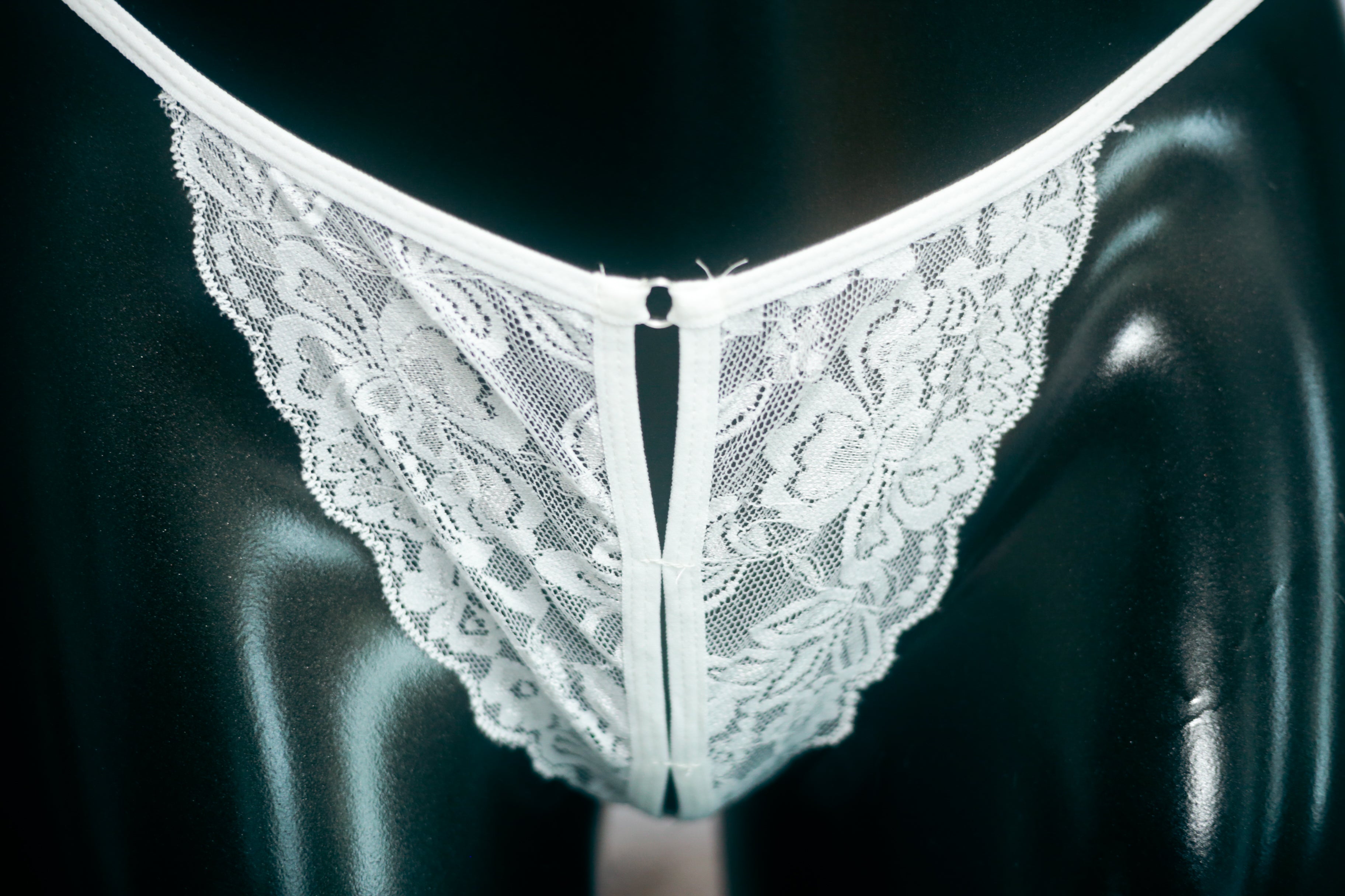 Unilove White Lace Peekaboo Strappy Bra Thong Panty Set M/L NEW