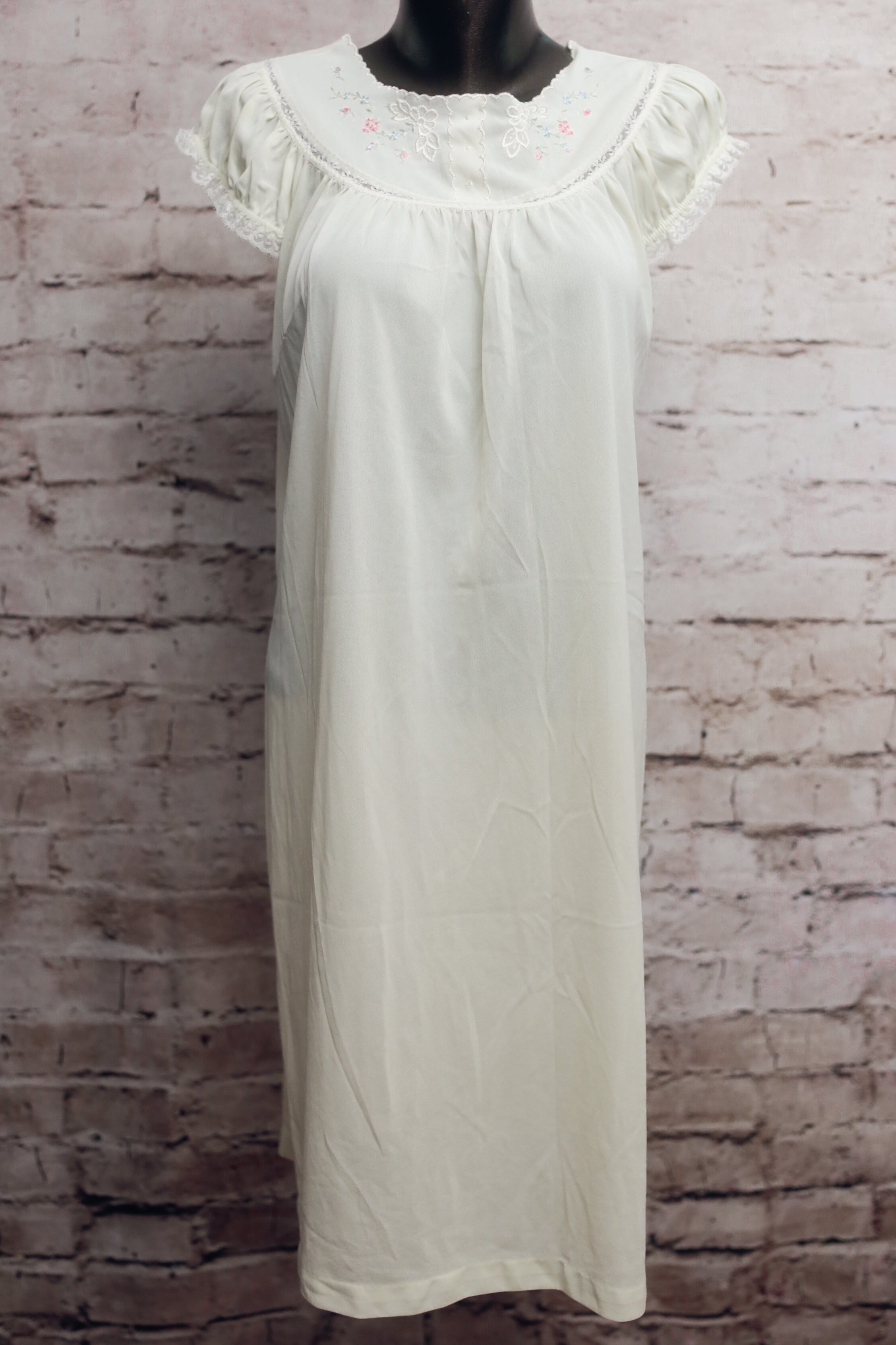 JCPenney Vintage Coquette Floral Embroidered Nightgown Small Off-white