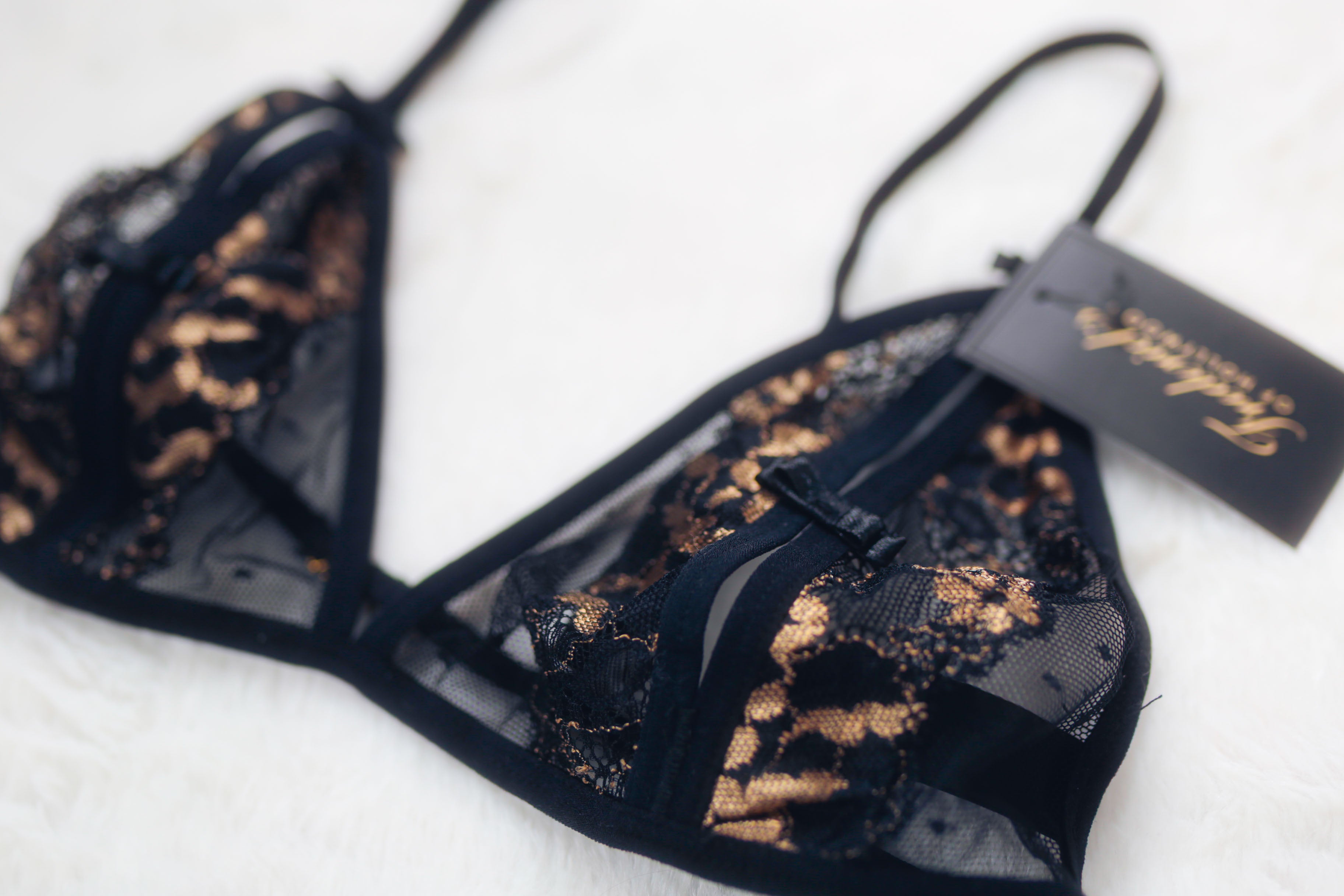 Frederick's of Hollywood Lace Open-cup Peek-a-boo Black Lace Sexy Bralette Medium Black NEW