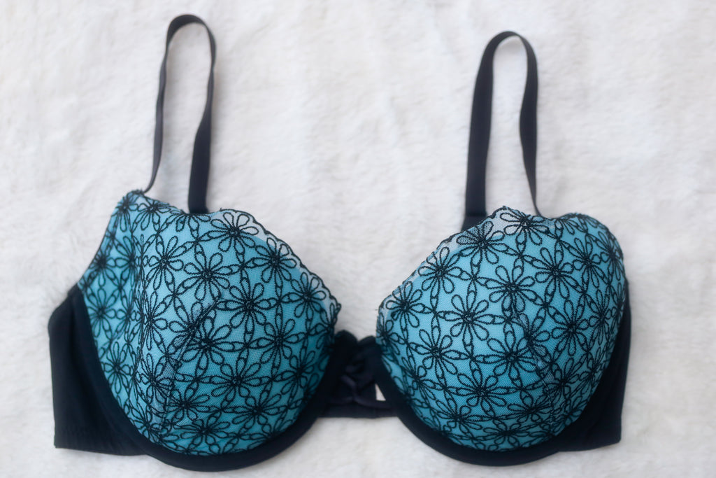 Vassarette 36D Retro Daisy Embroidered Underwire Bra Blue Black