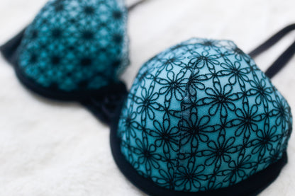 Vassarette 36D Retro Daisy Embroidered Underwire Bra Blue Black