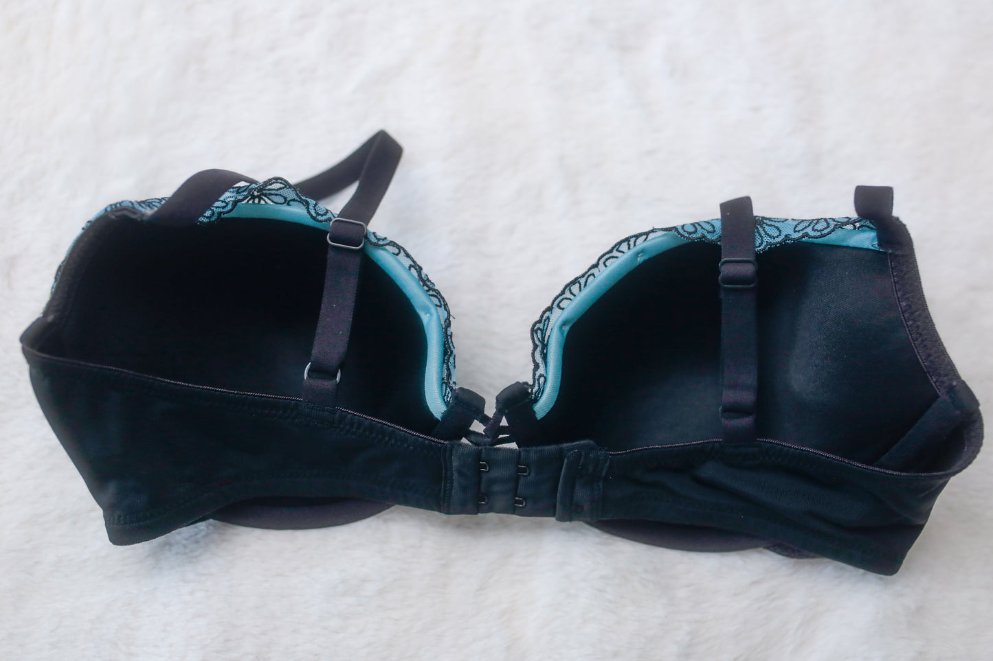 Vassarette 36D Retro Daisy Embroidered Underwire Bra Blue Black