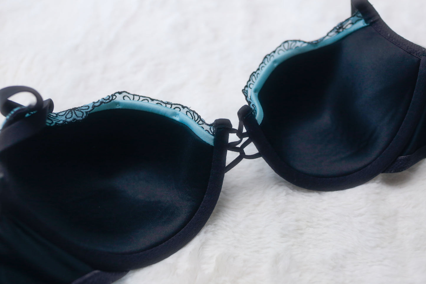 Vassarette 36D Retro Daisy Embroidered Underwire Bra Blue Black