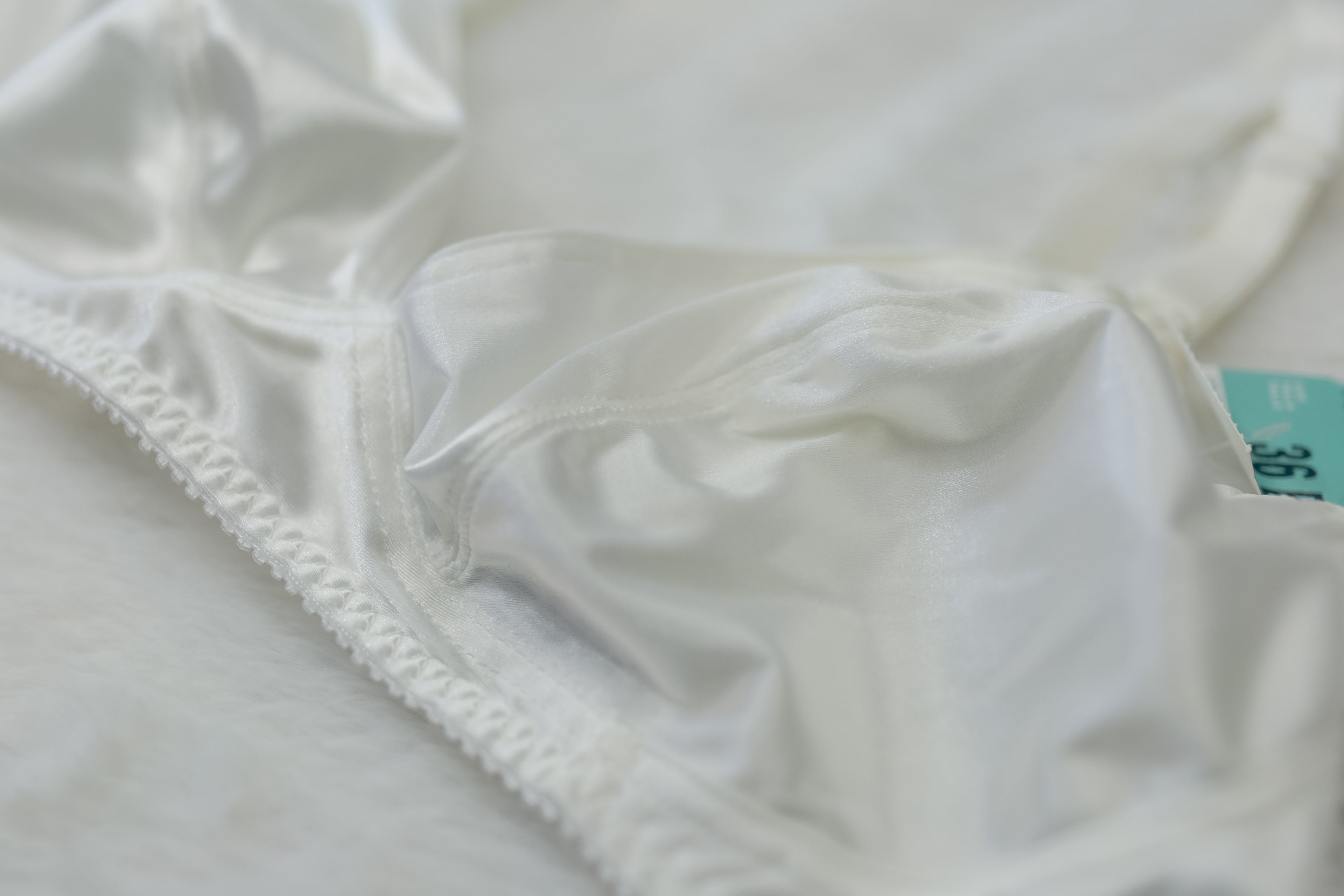 Vassarette 36B Vintage Satin Wireless Bra White NEW