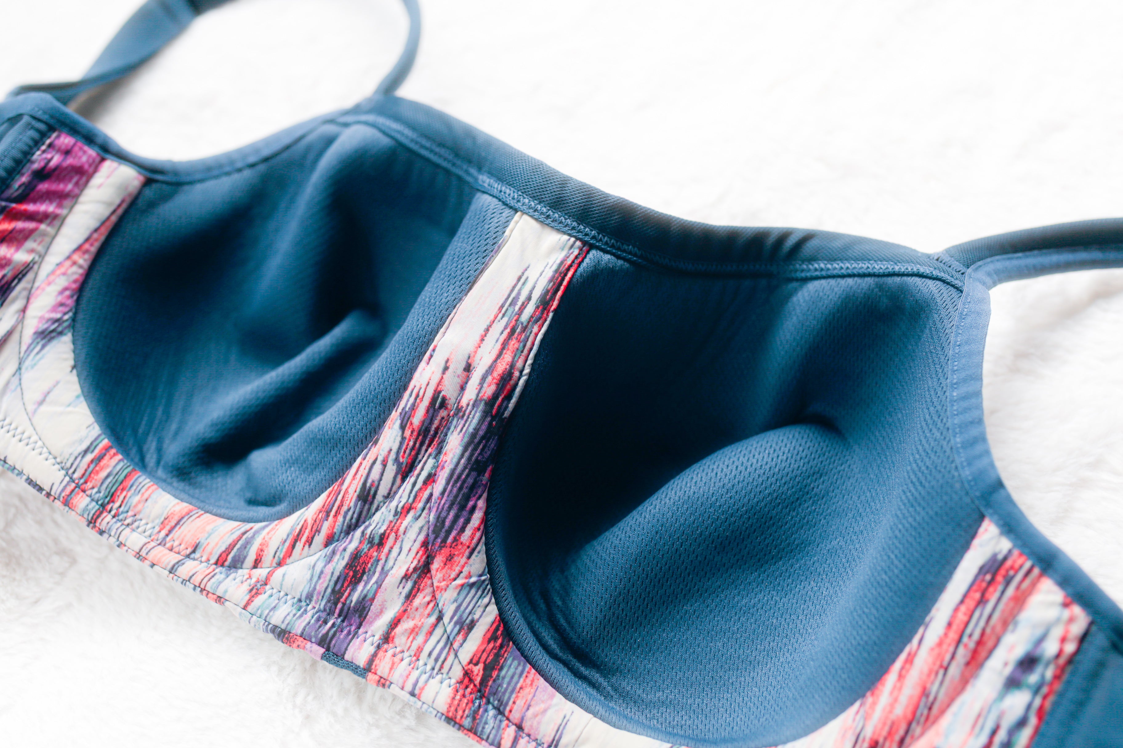 Le Mystere 32DD Underwire Moisture Wicking Encapsulating Sports Bra