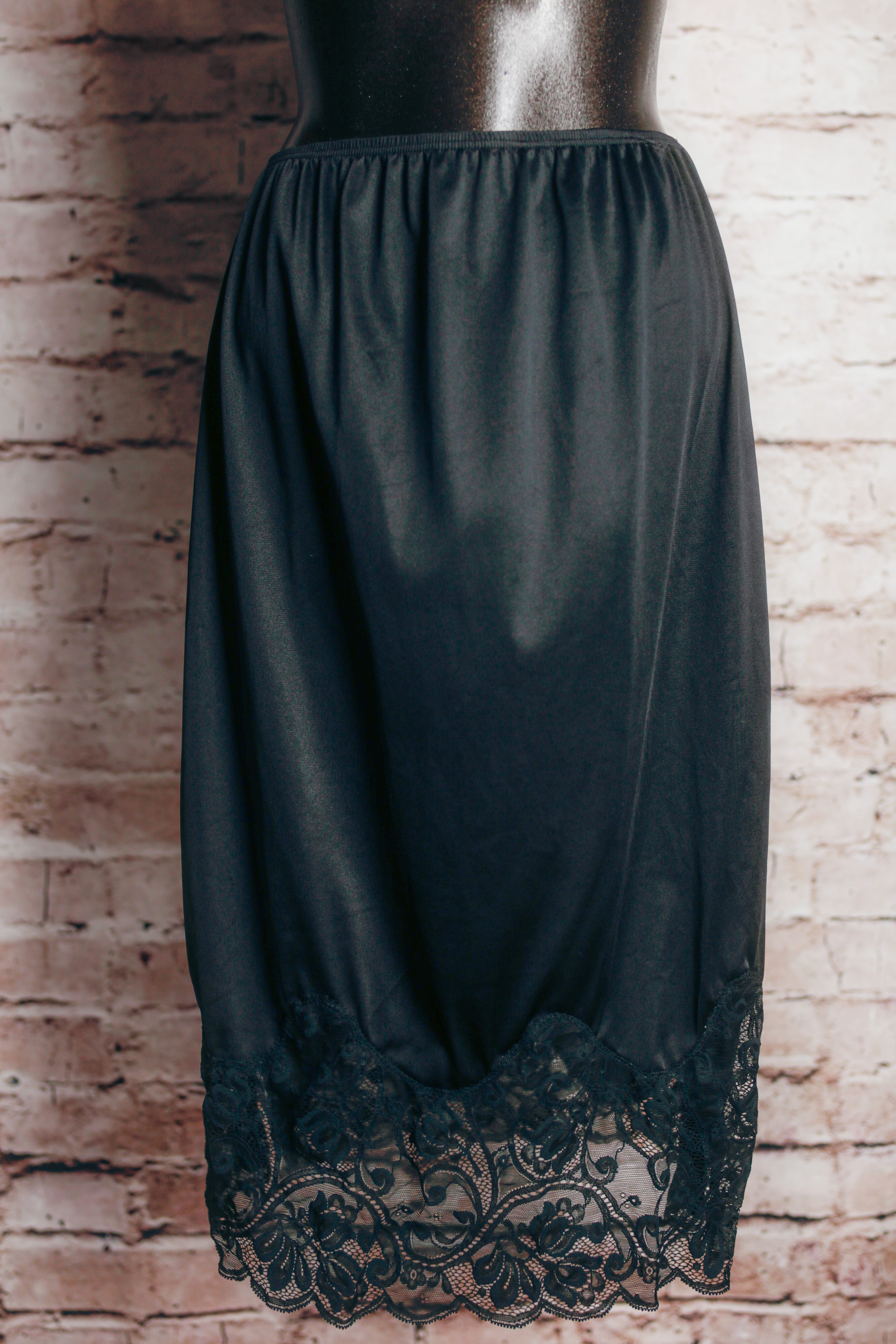 Hilton Vintage Black Lace-hem Short Half Slip Australia-made Large