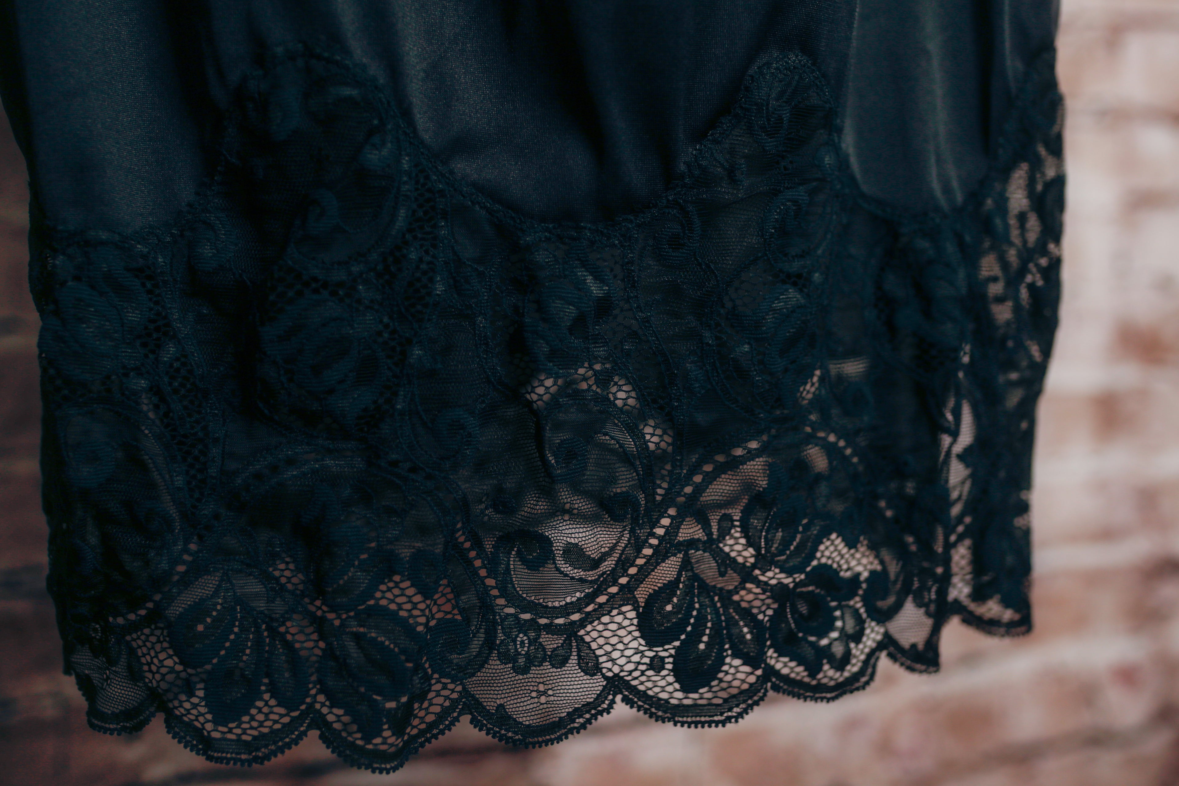 Hilton Vintage Black Lace-hem Short Half Slip Australia-made Large