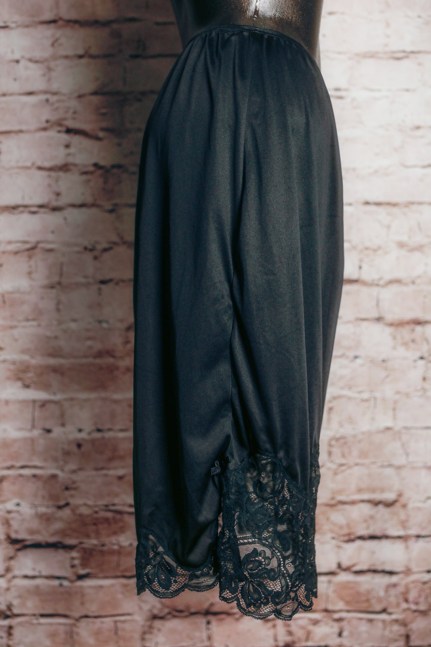 Hilton Vintage Black Lace-hem Short Half Slip Australia-made Large