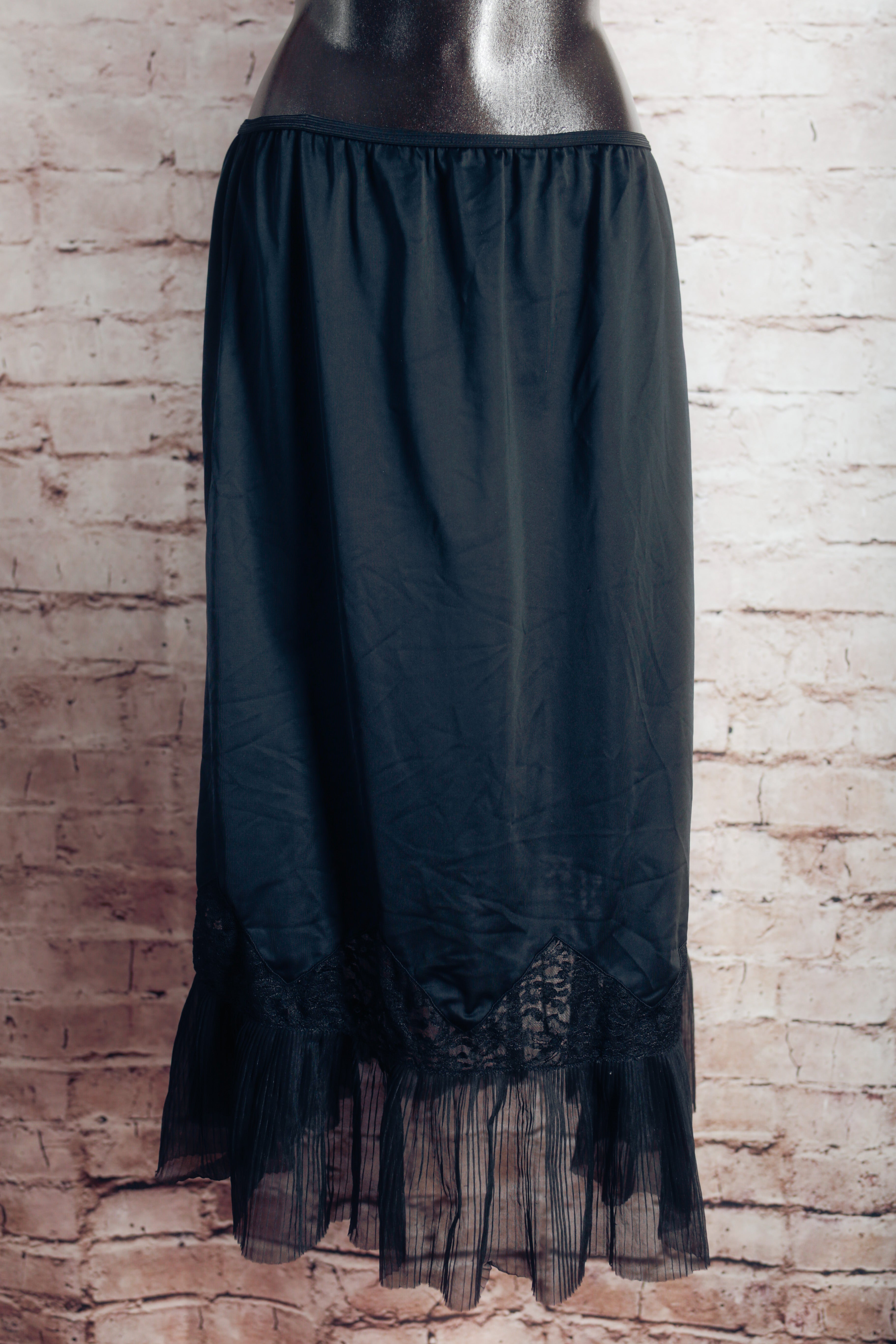 Nan Flower Vintage Satin Lace Pleated Hem Half Slip USA-made XL