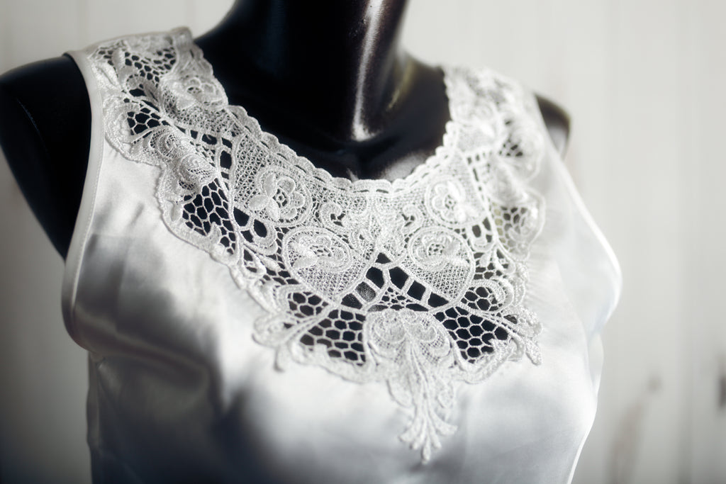 Cinema Etoile Eyelet Cami Chemise Lingerie White Satin and Lace Medium NEW