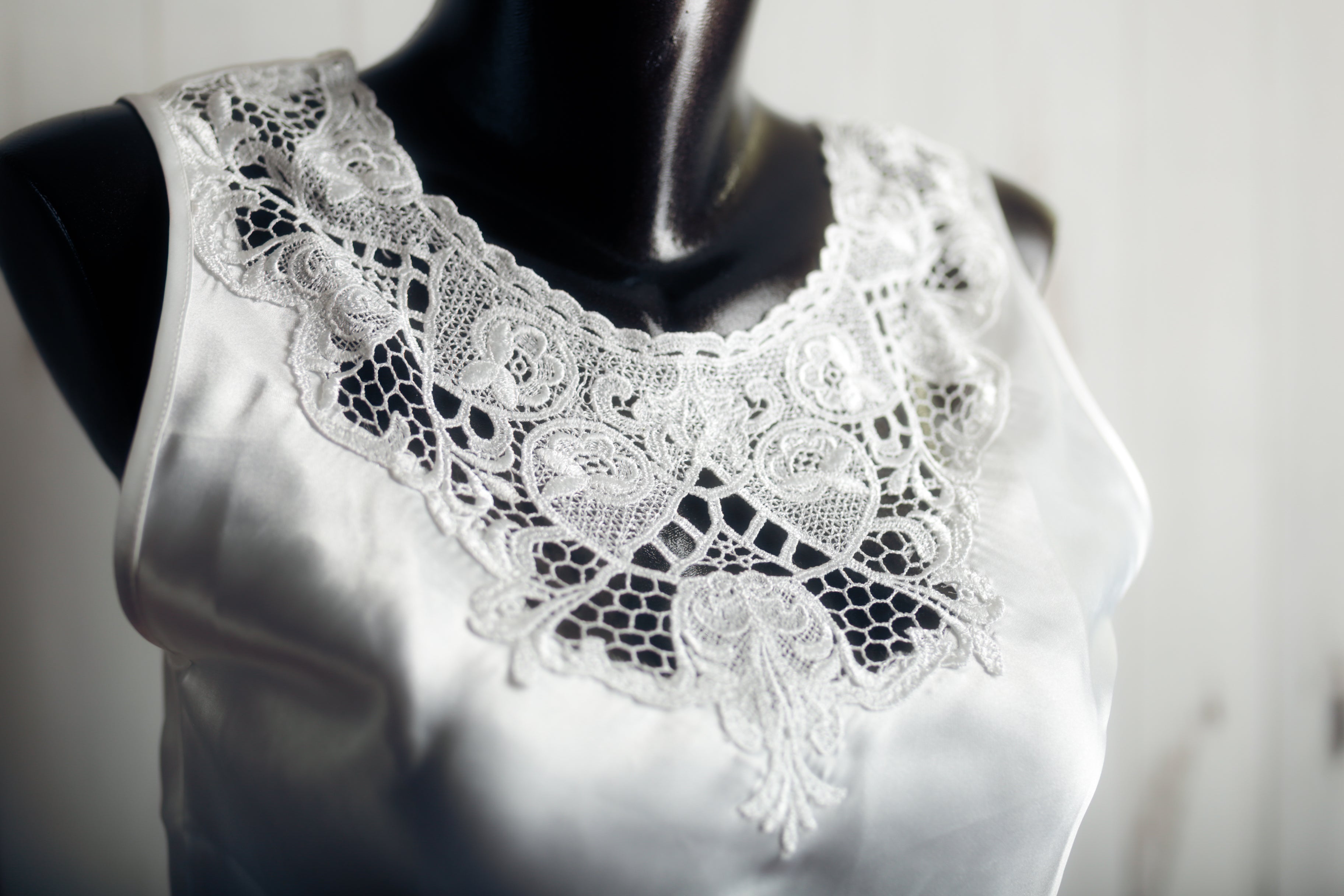 Cinema Etoile Eyelet Cami Chemise Lingerie White Satin and Lace Medium NEW