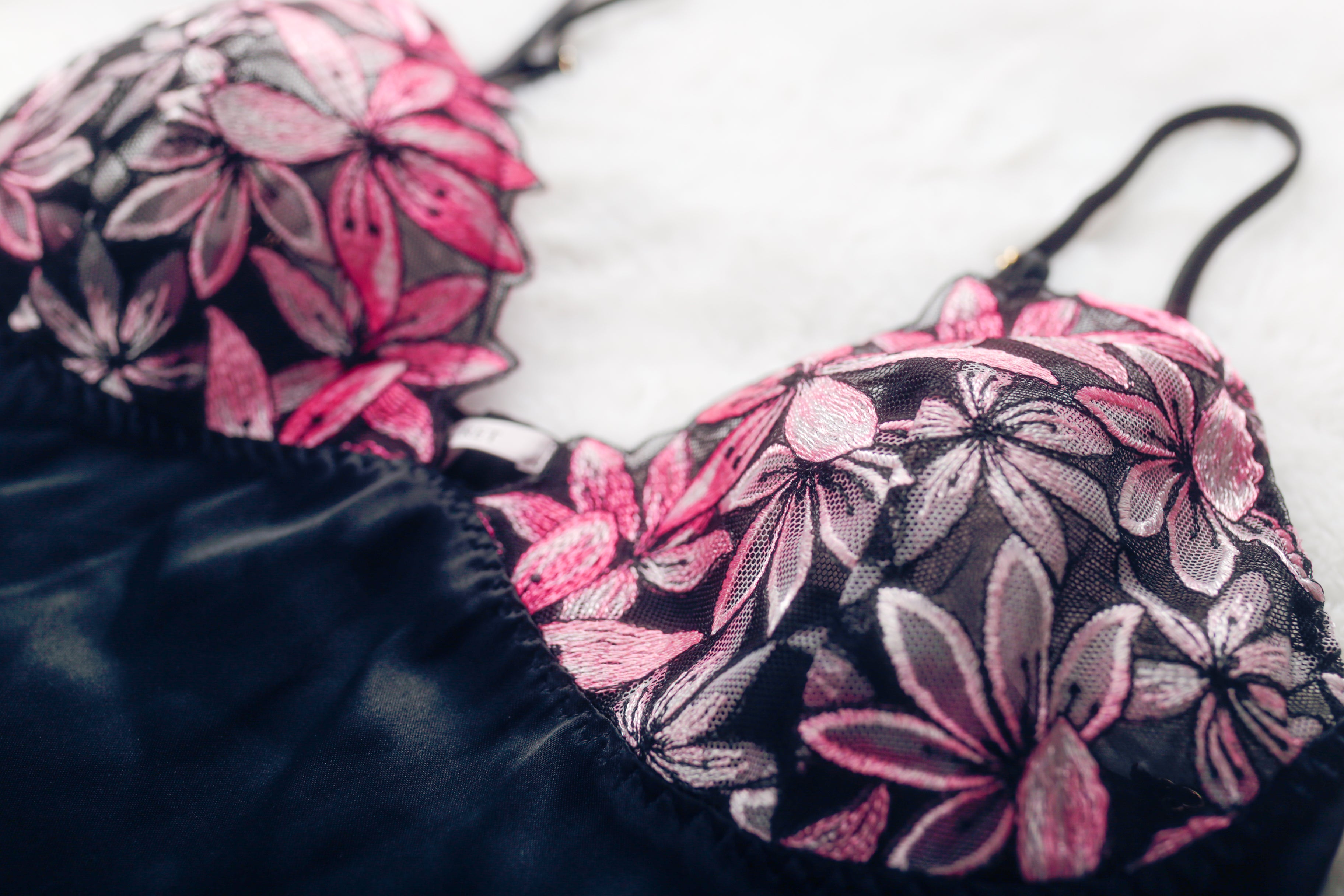 Victoria's Secret Floral Satin Mesh Sheer Unlined Wireless Bralette Bra Medium