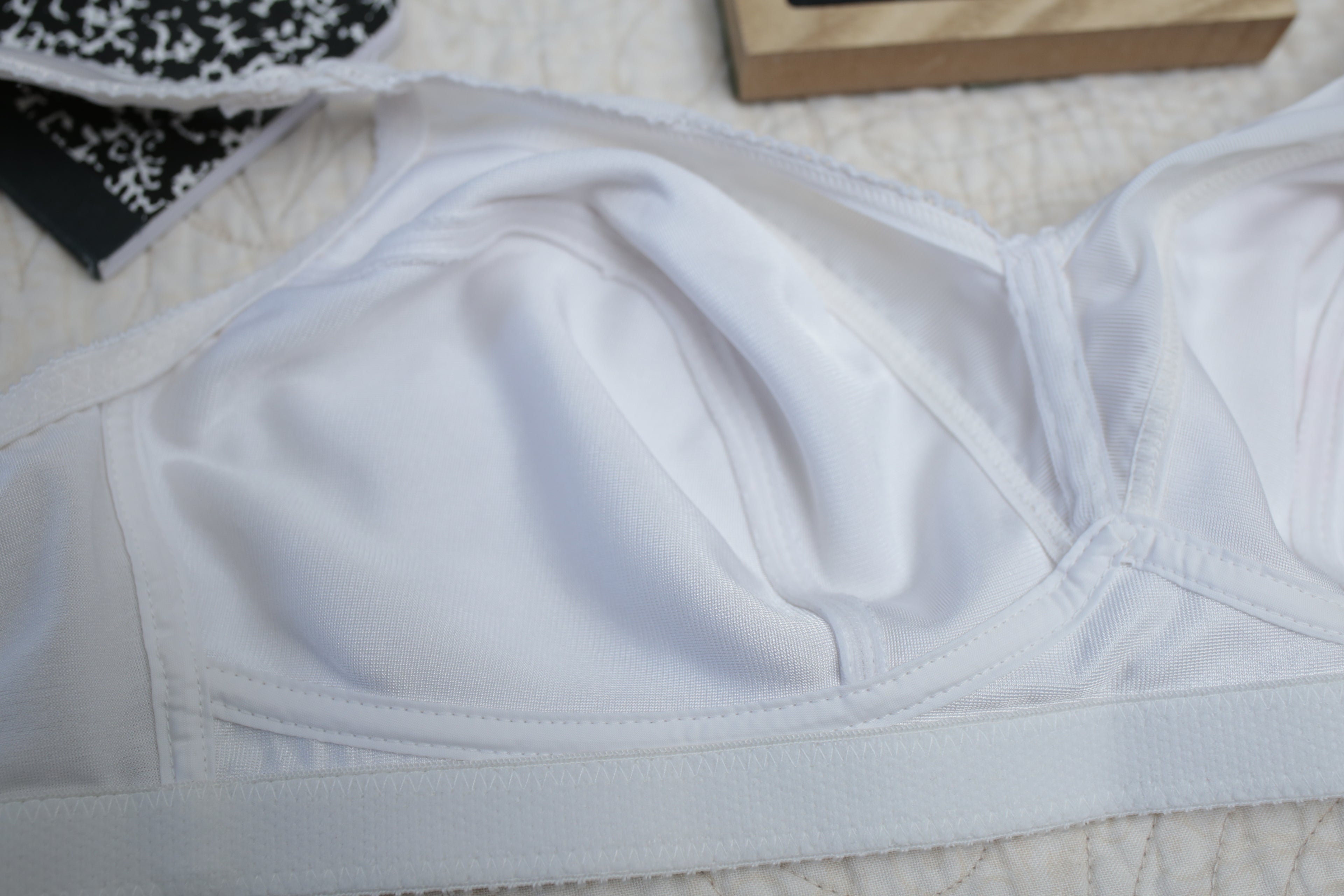 Playtex 36B Vintage 18 Hour 4377 USA-made Wireless Seamed Lined Bra White