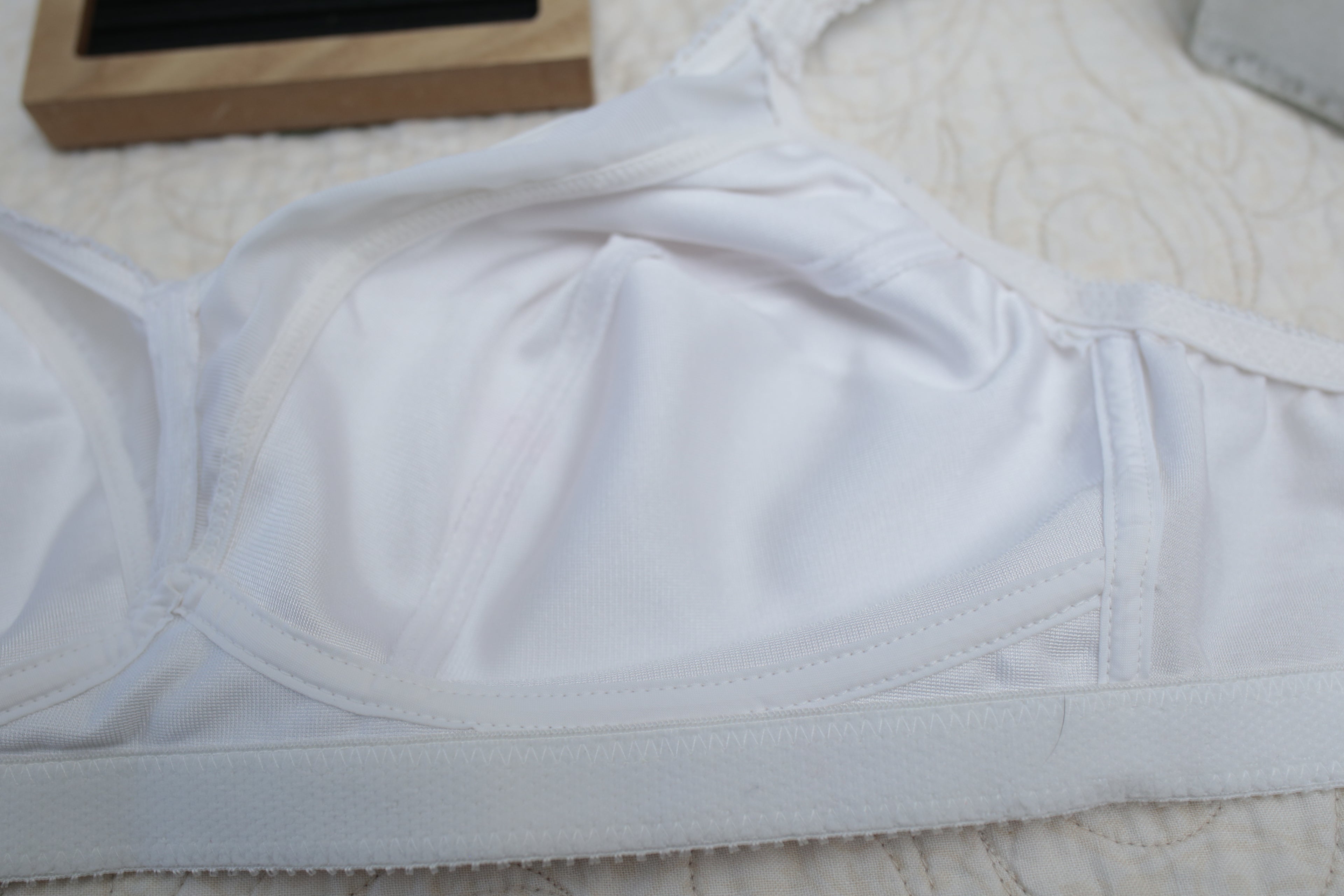 Playtex 36B Vintage 18 Hour 4377 USA-made Wireless Seamed Lined Bra White