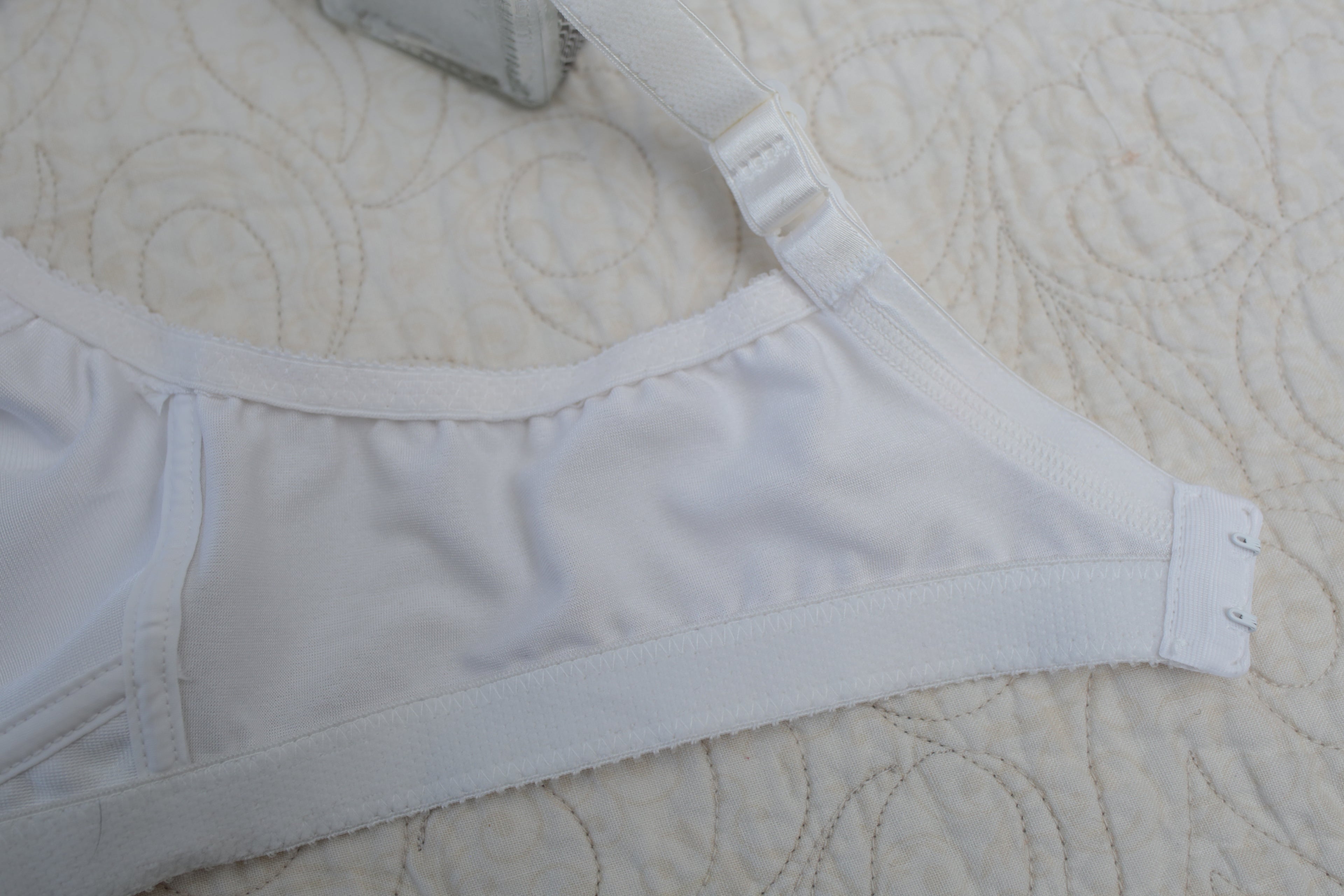 Playtex 36B Vintage 18 Hour 4377 USA-made Wireless Seamed Lined Bra White